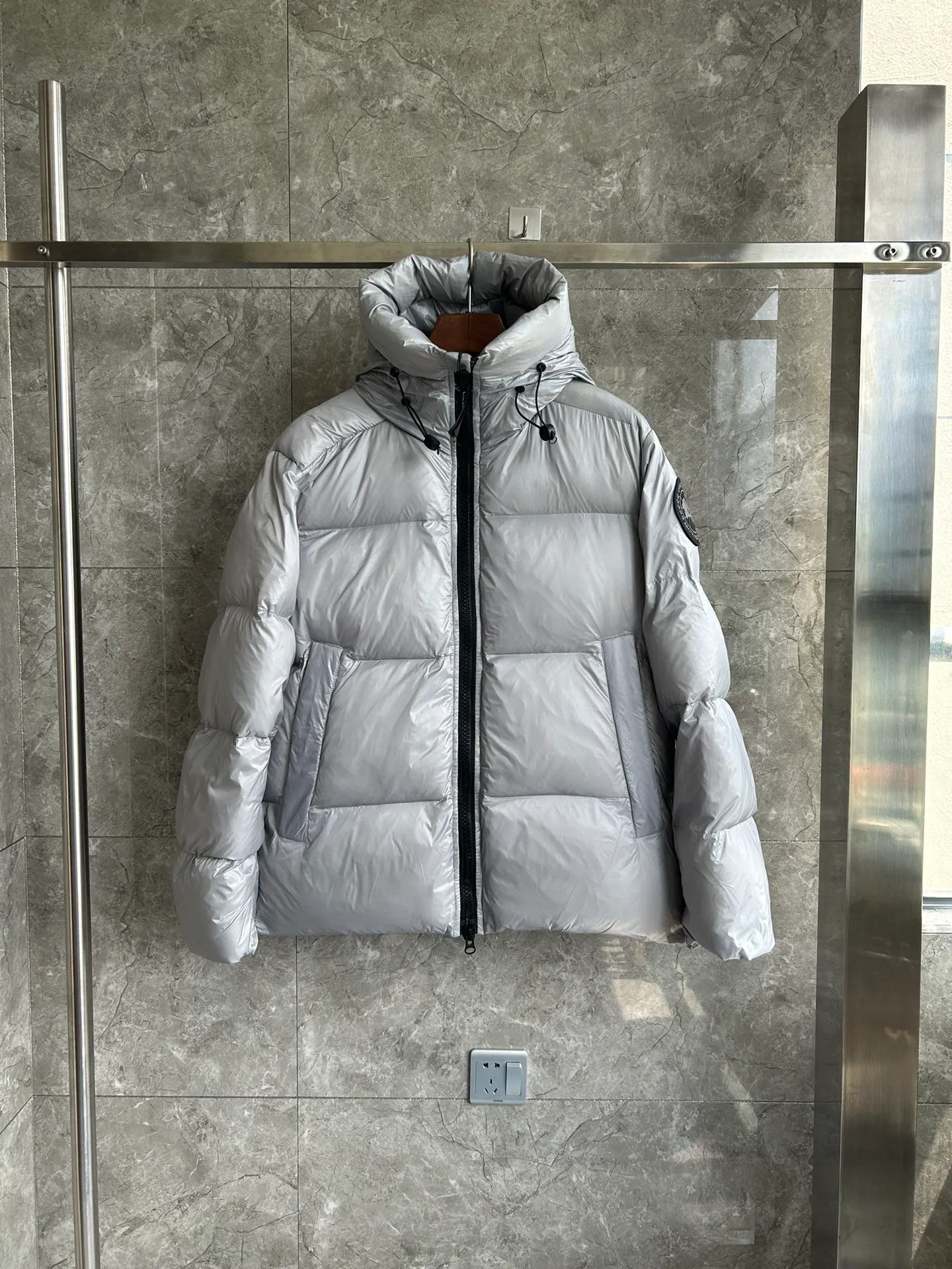 P820 ​​Gray Black Label Style No.: Y111 𝘾𝘼𝙉𝘼𝘿𝘼 𝙂𝙊𝙊𝙎𝙀/Canada Goose 2023 Limited New Crofton Puff Down Jacket Pure Guangzhou Inspection 80 White Duck Down Filling‼  Top version, ceiling level‼ Crofton soft bread, the latest style in 2023, has a cold protection effect of up to level 4. It is made of recycled Feather-Light tear-resistant fabric. It is ultra-light and has no weight on the upper body at all! The unique black label highlights your temperament‼  Canada Goose, a Canadian brand, has always been recognized as the warmest down jacket. Various Instagram celebrities, Internet celebrities, and celebrities often wear it for street photos. I do Canada Goose every year, but I still can’t get rid of my love for the geese. No matter how cold the winter is, there is no need to be afraid, because there are geese! Filled with 80% white duck down, Canada Goose is the legendary warmest down jacket and is known as a must-have for Arctic outdoor sports! The most popular down jacket in the world, celebrities are rushing to buy it, it is a must-have! Same style for men and women Size: S~XXL